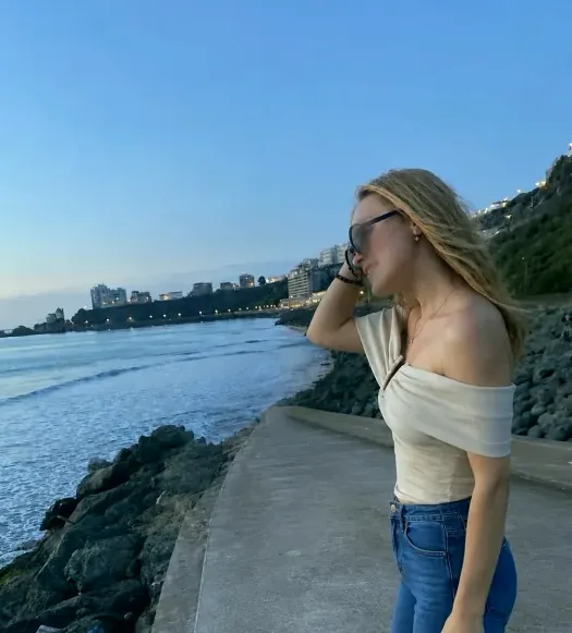 Amira, 19
